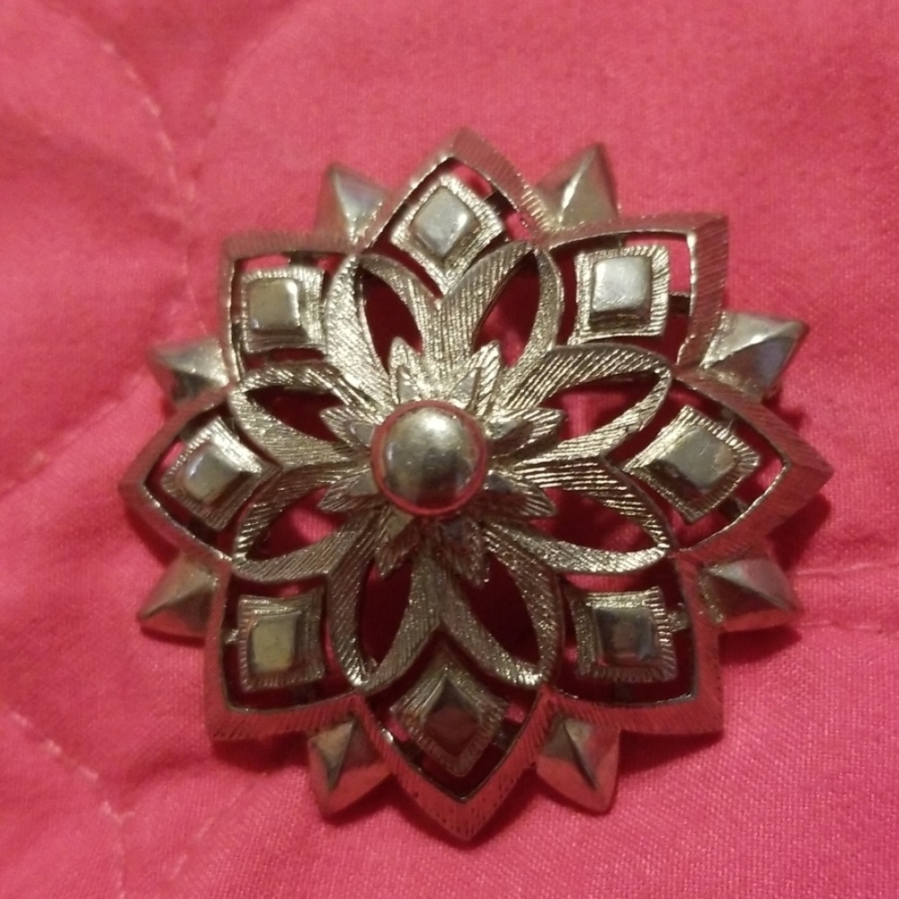Lisner brooch